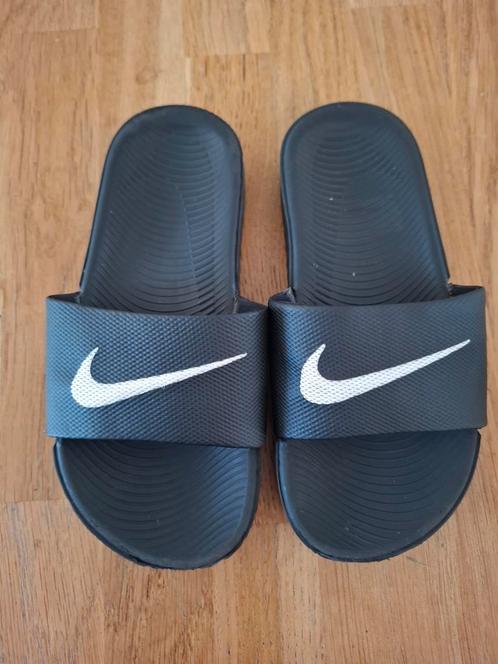 Nike slippers maat 31, Kinderen en Baby's, Kinderkleding | Schoenen en Sokken, Meisje, Ophalen of Verzenden