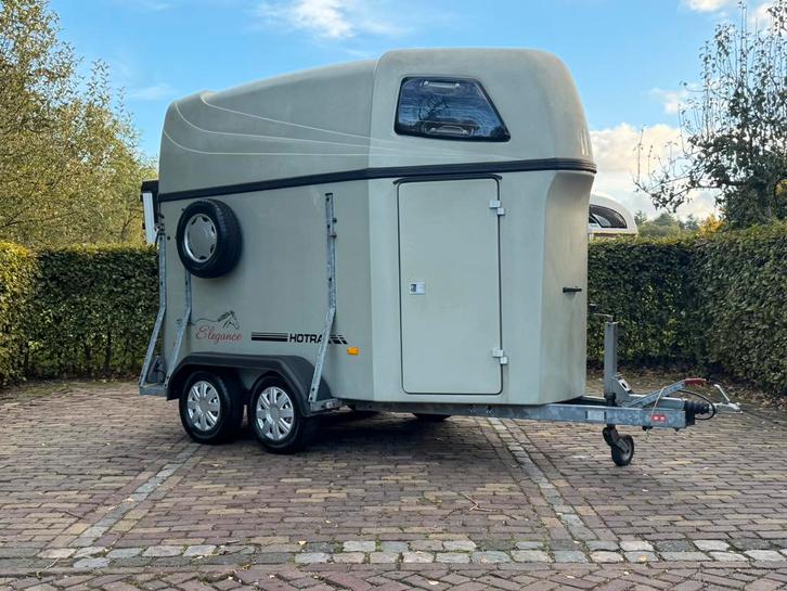 Nette hotra 1.5 paards met Zadelkamer en kunstof bodem, Dieren en Toebehoren, Paarden en Pony's | Trailers en Aanhangwagens, Zo goed als nieuw