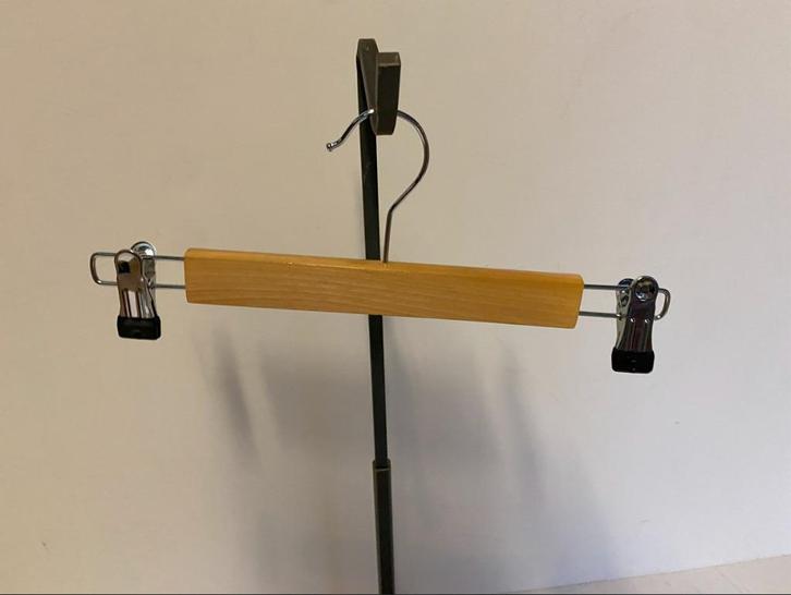 Luxe houten broekhangers met metalen zwarte clips – 97 stuks, Kleding | Dames, Kledinghangers, Zo goed als nieuw, Hout, Kinderen en Volwassenen