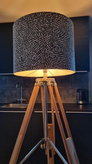 Vloerlamp met houten driepoot. Twee lampenkappen. beschikbaar voor biedingen