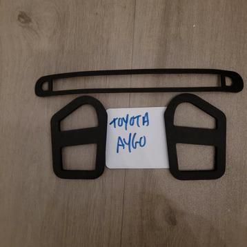 NIEUW SETJE AFDICHTINGS RUBBERS VOOR DE TOYOTA AYGO  beschikbaar voor biedingen