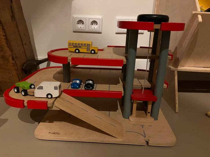 PlanCity PlanToys Houten Autoparkeergarage met auto’s ZGAN, Kinderen en Baby's, Speelgoed | Houten speelgoed, Zo goed als nieuw
