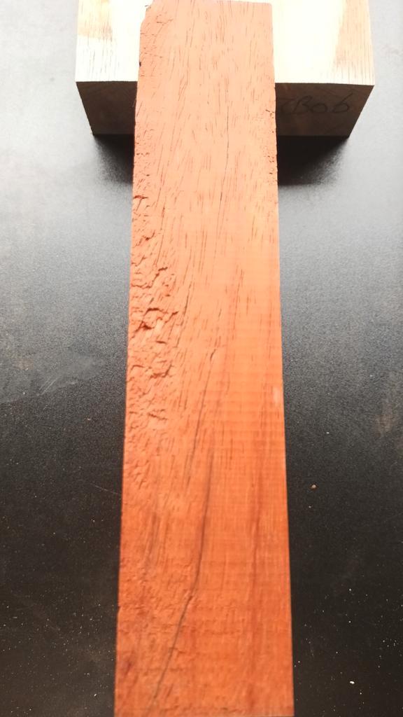 Padouk blok nr 18.  26 x 22 x 5,5 cm, Hobby en Vrije tijd, Overige Hobby en Vrije tijd, Ophalen of Verzenden