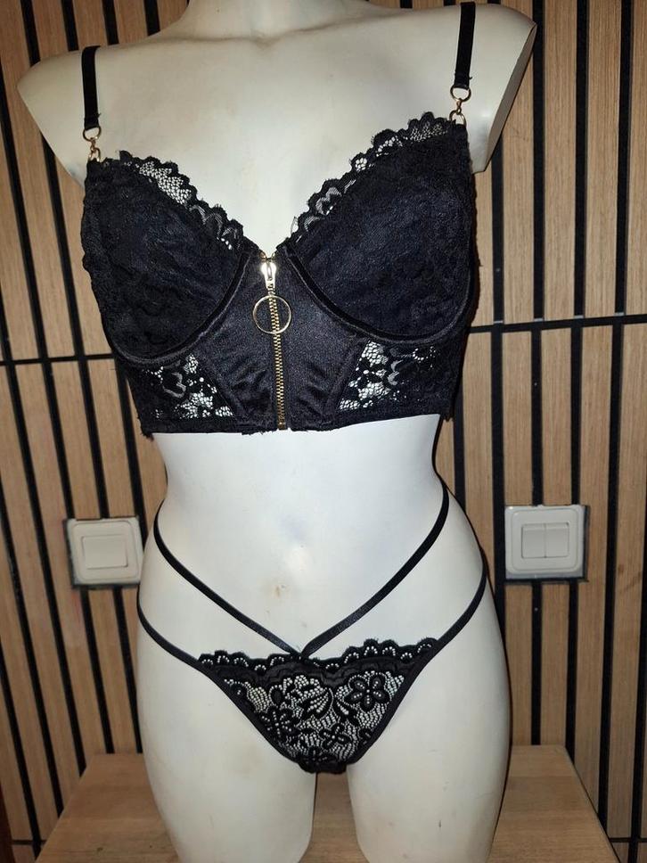 Sexy nieuw zwart setje string is maat M topje maat L, Kleding | Dames, Ondergoed en Lingerie, Zwart, Verzenden