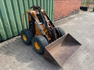 Schranklader Sherpa skidster m10x met veegmachine beschikbaar voor biedingen