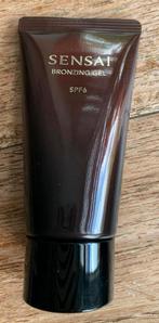 Sensai foundation brons gel met SPF, Ophalen of Verzenden, Nieuw, Gehele gezicht, Verzorging