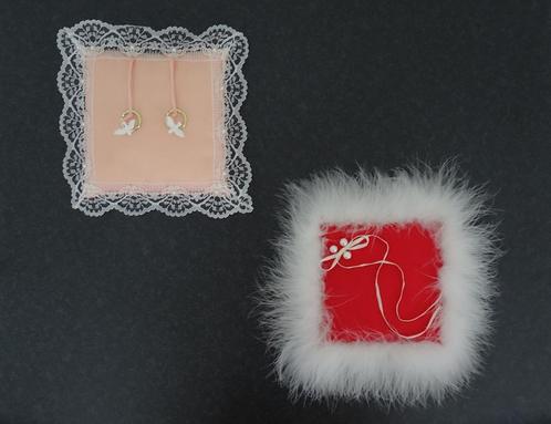 2 prachtige satijnen trouwring kussentjes, Kleding | Dames, Trouwkleding en Trouwaccessoires, Ophalen of Verzenden