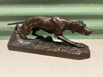 Antiek bronzen beeld, jachthond beschikbaar voor biedingen