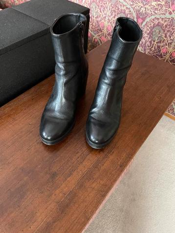 Te koop zwarte leren enkellaarsje van via vai maat 39. beschikbaar voor biedingen