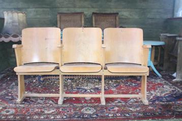Houten vintage bioscoop stoelen ( 4 en 6 stoelen) beschikbaar voor biedingen