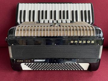 Mooie duitse Hohner Verdi III N accordeon . 120 bas .  beschikbaar voor biedingen