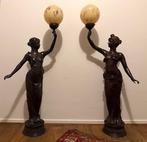 2 Vrouwenfig. antieke lampen + gevlamde glazen bol ca.130cmH, Antiek en Kunst, Ophalen