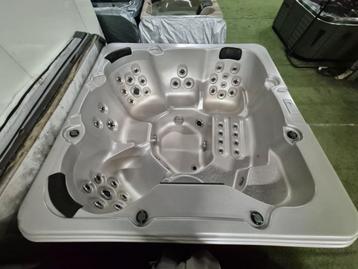🏊‍♂️ 4 season jacuzzi 210 x 210 x 95 🏊‍♀️ MEEST LUXE MODEL beschikbaar voor biedingen