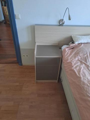 Avek Bed met Nachtkastjes beschikbaar voor biedingen
