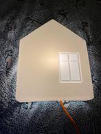 Leuke kinderlamp in de vorm van een huisje, Kunststof, Ophalen of Verzenden, Zo goed als nieuw, Minder dan 50 cm