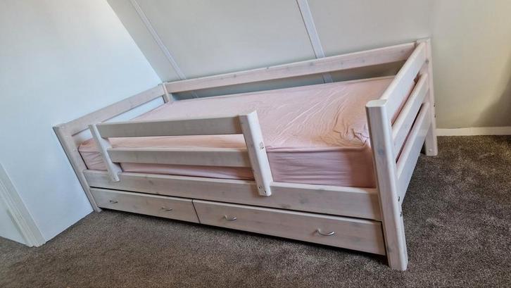 Flexa bed whitewash 90x200 met 2 lades en uitvalbeveiliging, Kinderen en Baby's, Kinderkamer | Complete kinderkamers, Zo goed als nieuw