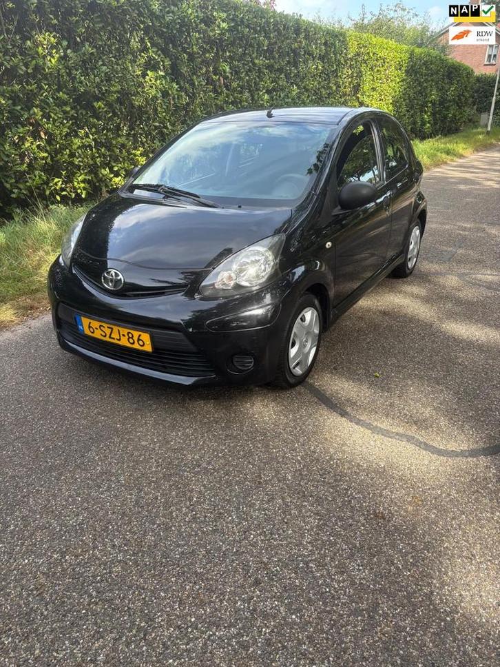 Toyota Aygo 1.0 VVT-i Now airco apk tot 25-8-2026, Auto's, Toyota, Te koop, Aygo, ABS, Airbags, Airconditioning, Alarm, Centrale vergrendeling
