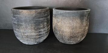 2 bloempotten/ plantenpotten beschikbaar voor biedingen