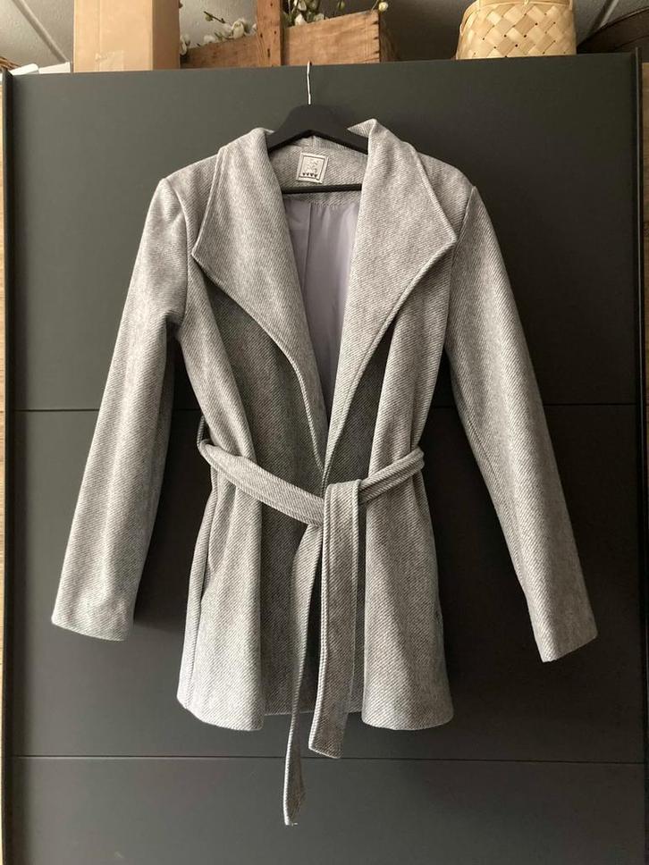 Nieuw kort jasje grijs XL van Sweet Jewellery €39,99, Kleding | Dames, Jasjes, Kostuums en Pakken, Nieuw, Jasje, Maat 42/44 (L)
