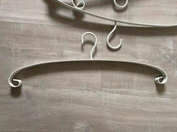 Brocante kledinghangers ijzer beschikbaar voor biedingen