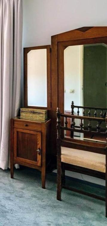 Antieke kaptafel in goede staat beschikbaar voor biedingen
