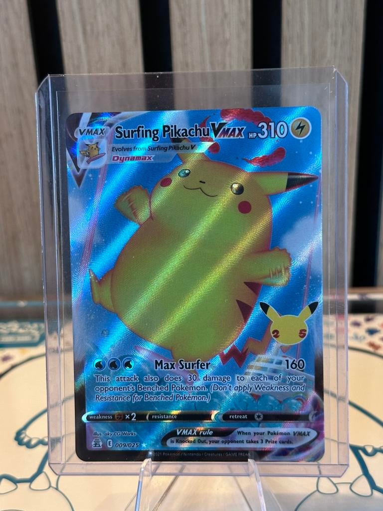 Pokémon TCG – Surfing Pikachu VMAX 009/025, Hobby en Vrije tijd, Verzamelkaartspellen | Pokémon, Zo goed als nieuw, Losse kaart