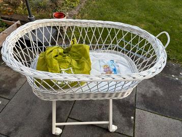 Mooie witte wieg met wieltjes beschikbaar voor biedingen