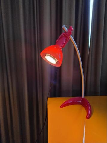 Leuke roze bureaulamp beschikbaar voor biedingen