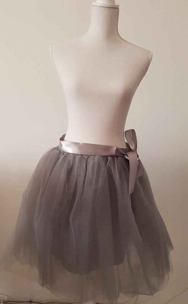 Nieuw kleur grijs petticoat/ tutu / tule, 6 lagen + onderrok, Kleding | Dames, Rokken, Nieuw, Grijs, Knielengte, Ophalen of Verzenden