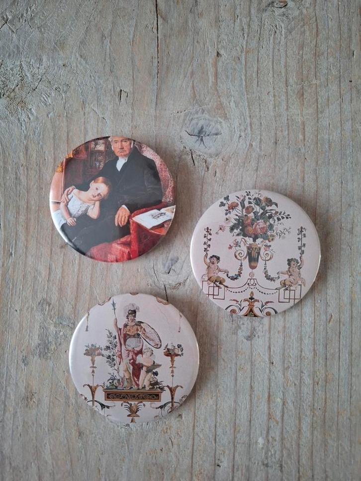 Grote handgemaakte buttons - Renaissance stijl, Verzamelen, Speldjes, Pins en Buttons, Nieuw, Button, Figuurtje, Ophalen of Verzenden
