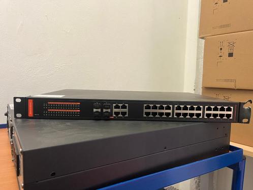 Merkloze 24-poorts Gigabit PoE switch met 4x combo Gigabit, Computers en Software, Netwerk switches, Zo goed als nieuw, Ophalen