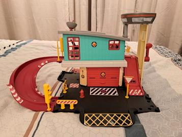 Bramdweerman Sam garage met sickie toy auto's beschikbaar voor biedingen