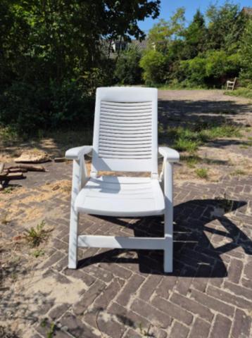 Tuinstoel beschikbaar voor biedingen