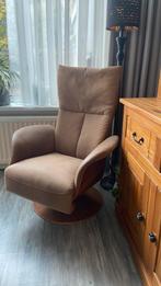 Relax fauteuil, Huis en Inrichting, Fauteuils, Ophalen, Overige materialen, Camel kleur stof met een houten draaipoot en houten zijkanten