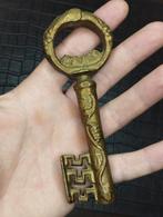 Een oude bronzen flesopener, Truth in Wine, Ophalen of Verzenden