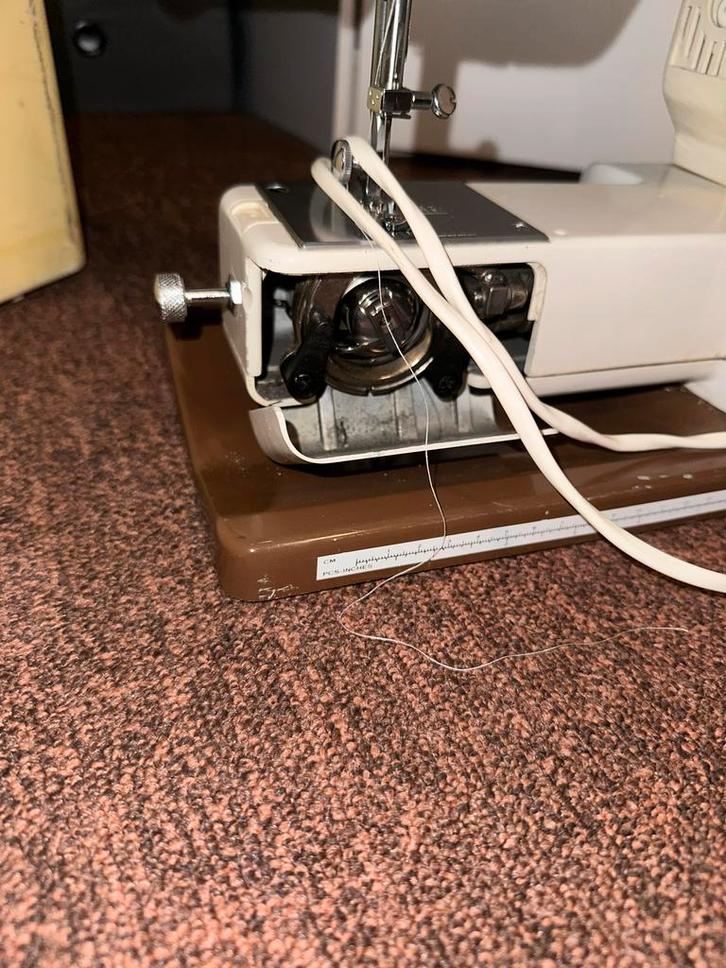 Vintage Victoria Naaimachine in Koffer, Antiek en Kunst, Antiek | Naaimachines, Ophalen of Verzenden