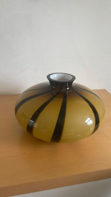 Grote vaas glas beschikbaar voor biedingen