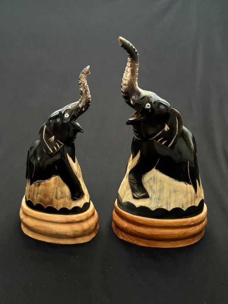 Olifanten beeldjes van buffelhoorn op houten voet, Antiek en Kunst, Kunst | Niet-Westerse kunst, Ophalen of Verzenden