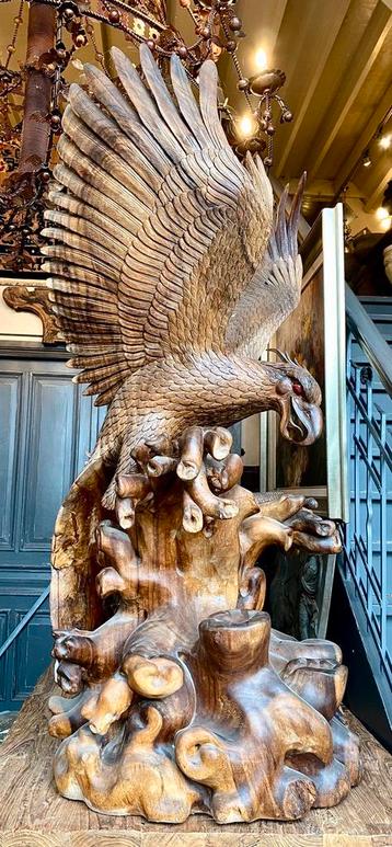 Twee Aziatische sculpturen van adelaar en vrouwelijk naakt. beschikbaar voor biedingen