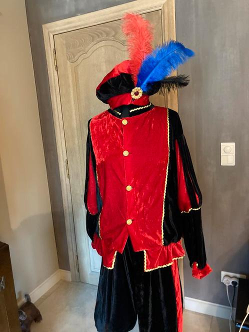 Mooi rood zwart pieten pak maat L, Diversen, Sinterklaas, Ophalen of Verzenden