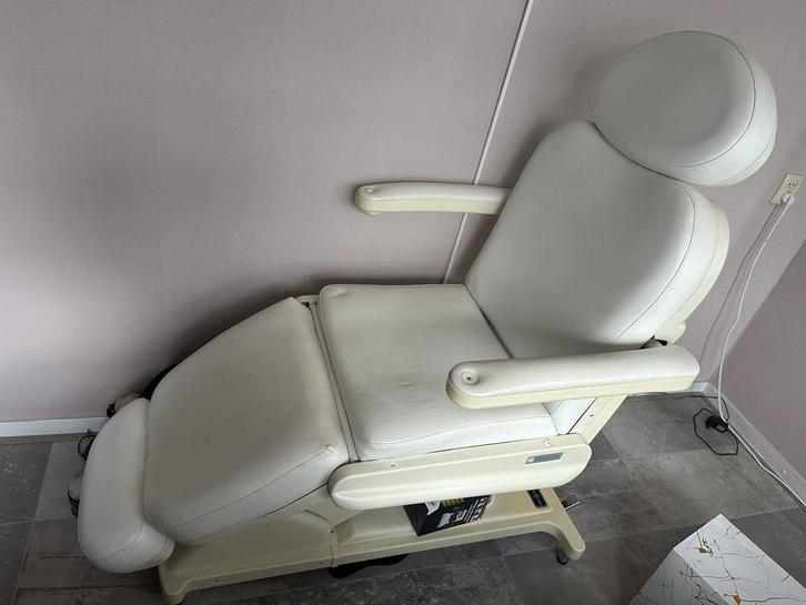 Behandelstoel - Perfect voor uw praktijk! MOET ZSM WEG, Sport en Fitness, Massageproducten, Gebruikt, Ophalen