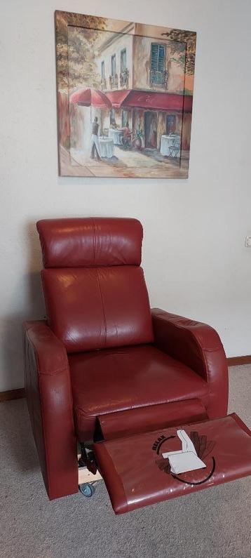 Comfortabele en moderne Bordeaux rode Relax fauteuil beschikbaar voor biedingen