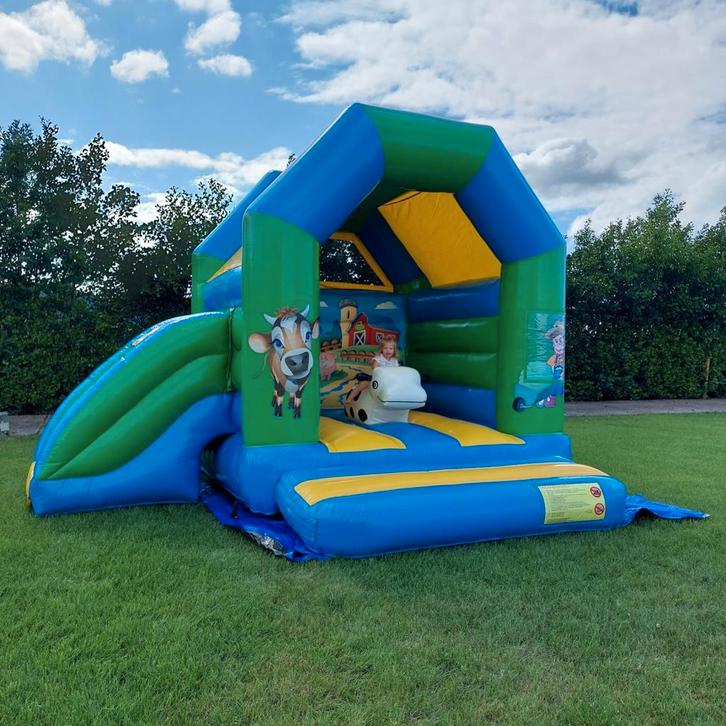 Super leuk springkussen Boerderij stijl met glijbaan TE HUUR, Hobby en Vrije tijd, Feestartikelen | Verhuur, Gebruikt, Overige