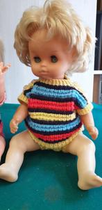 Popje kunststof met kleertjes, Verzamelen, Poppen, Ophalen of Verzenden