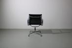 8 Vitra Eames EA 108 stoelen, aluminium, donkergrijs leer, Huis en Inrichting, Vijf, Zes of meer stoelen, Grijs, Metaal, Zo goed als nieuw