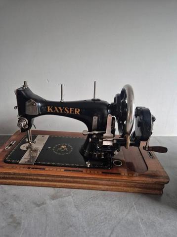 Oude naaimachine  beschikbaar voor biedingen
