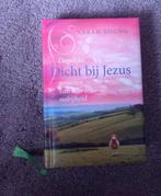 Dicht bij Jezus Sarah Young dagboekje, Boeken, Ophalen of Verzenden, Zo goed als nieuw