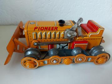 Blikken bulldozer Pioneer beschikbaar voor biedingen