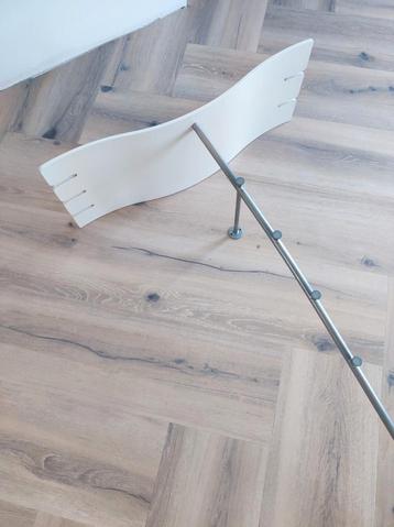 Kapstok met hangers en houten plank beschikbaar voor biedingen