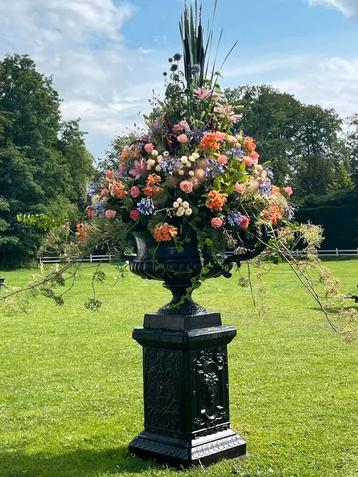 Gietijzeren tuinvazen tuinvaas bloempot bloembak op sokkel  beschikbaar voor biedingen
